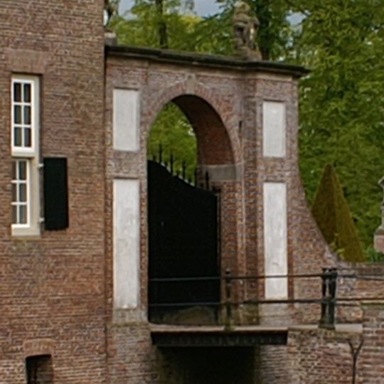 Poort en doorgang aan het voorplein