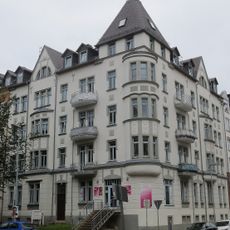 Mietshaus in geschlossener Bebauung in Ecklage mit Vorgarten Ulmenstraße 22