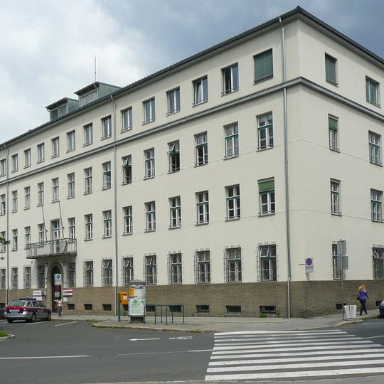 Bezirksgericht-Amtsgebäude samt Einfriedung