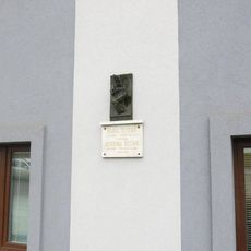 Pamětní deska obětem okupace 1939-45 na budově Městského úřadu v Klecanech