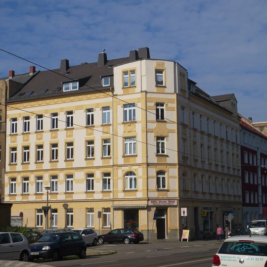 Mietshaus mit Läden in geschlossener Bebauung in Ecklage Bernsdorfer Straße 82