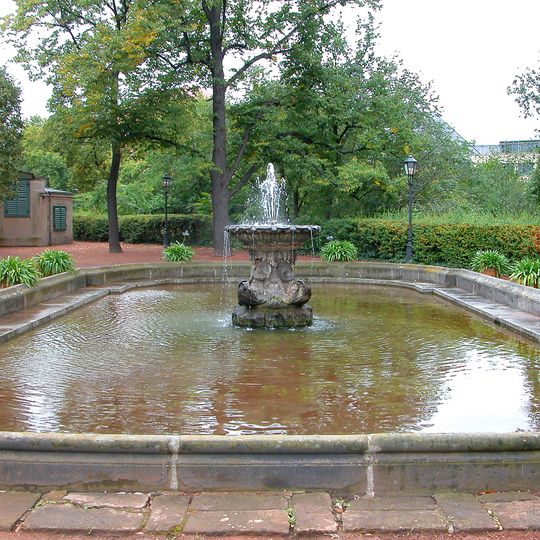 Schalenbecken auf dem westlichen Zwingerwall