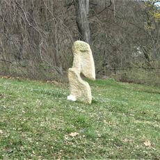 Kamenná plastika Pelikán v zahradě rozhlasu v Ústí nad Labem