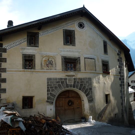 Doppelhaus mit Ställen und Scheunen