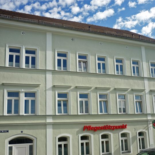 Sogenanntes Stadthaus; Ratskeller; Wohnhaus mit Gaststätte in geschlossener Bebauung Markt 1