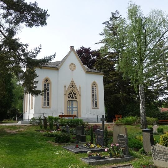 Sachgesamtheit Niederfriedhof mit den Einzeldenkmalen Friedhofskapelle, Verwaltungsgebäude, Erbbegräbnisse und Kriegerdenkmal sowie gärtnerisch gestaltete Friedhofsanlage (Gartendenkm