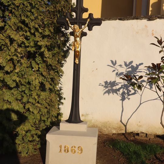 Kříž u kostela sv. Martina v Budkově