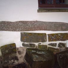 Runenstein an der Ås kyrka