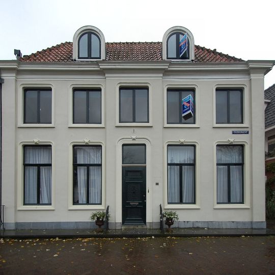 Pand onder omlopend schilddak