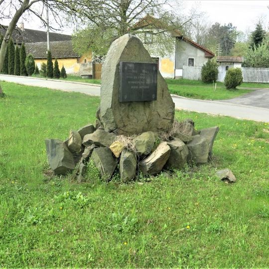 Pomník osvobození na návsi v Kojicích
