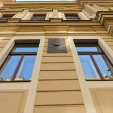 Pamětní deska Jindry Vaníčka na sokolovně na Plzeňské ulici na Smíchově