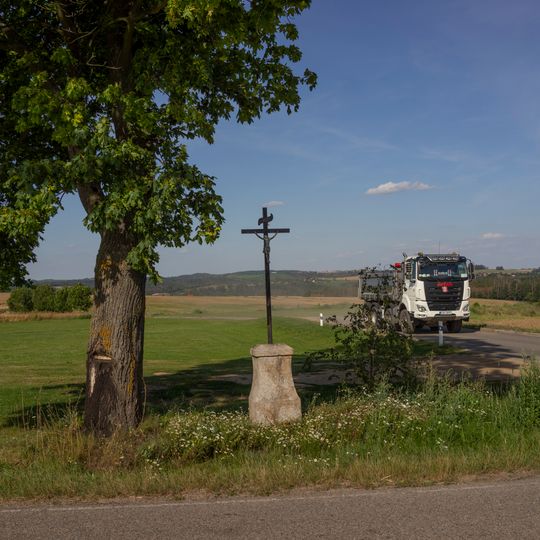 Kříž nad Domašínem na rozcestí