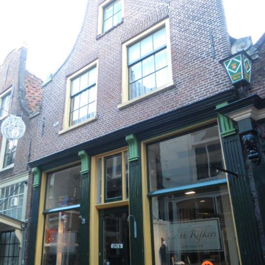 Pand met gemutileerde klokgevel