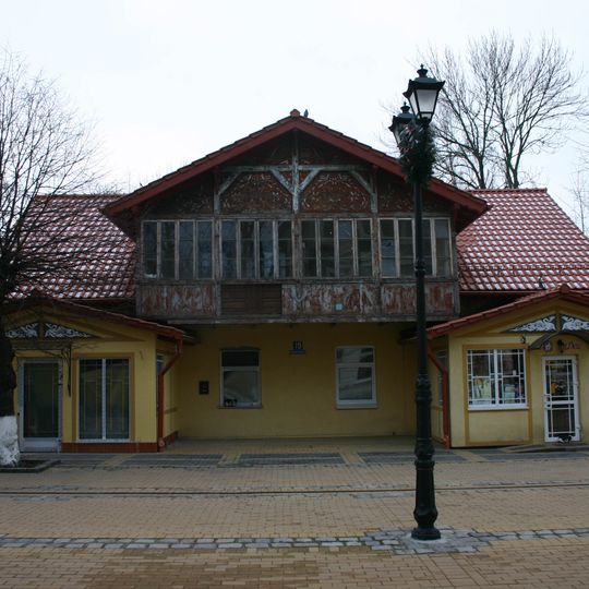 Дом жилой с магазином