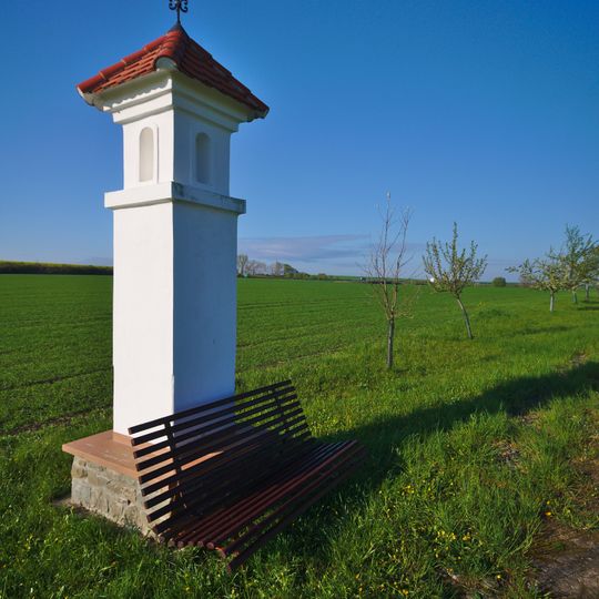 Boží muka u Mořic vedle polní cesty