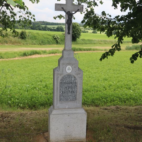 Kříž u cesty severně od Budkova