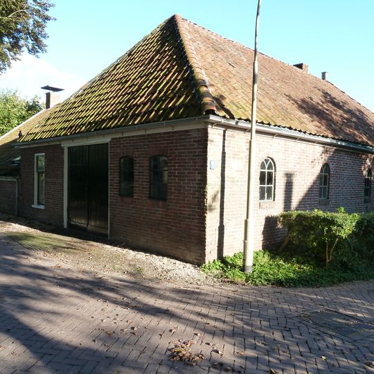 Pand onder zadeldak tegen topgevel