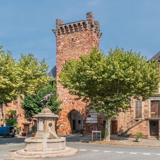 Fortified gate in Clairvaux-d'Aveyron