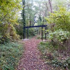 Kunstwerk als herinnering aan Simon Gronowski, die in 1943 in deze omgeving van een deportatietrein sprong en zo de Holocaust overleefde.