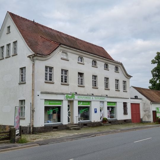 Wohn- und Geschäftshaus in offener Bebauung Hauptstraße 133
