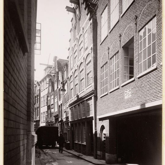 Pand met vierraamstrapgevel, met versiering in overgang van de trant met kleine- naar die met grote boogblokken