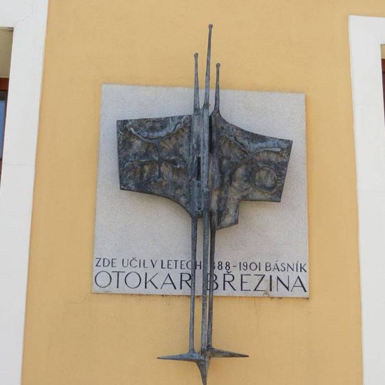 Pamětní deska Otokara Březiny na budově úřadu městyse v Nové Říši