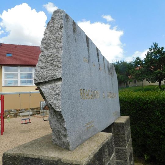 Poděkování Ronaldu Reaganovi a Michailu Gorbačovovi v Chýšné