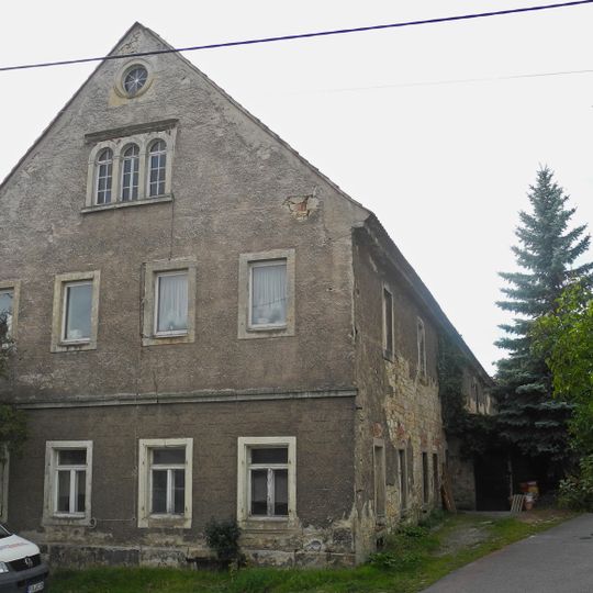 Wohnstallhaus, Seitengebäude und Scheune eines Dreiseithofes, sowie Toreinfahrt und eingemauertes Kreuzigungsrelief Sommerschuhstraße 1