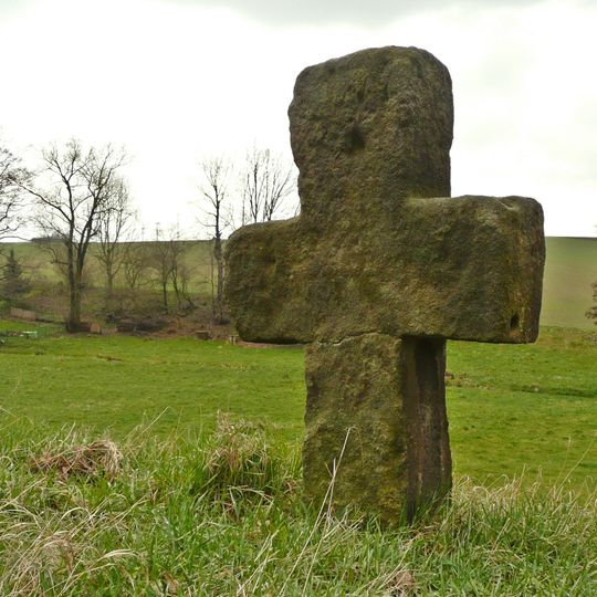 Wohnhaus mit Schmiede sowie Mord- und Sühnekreuz in der Einfriedung Glashütter Straße 26