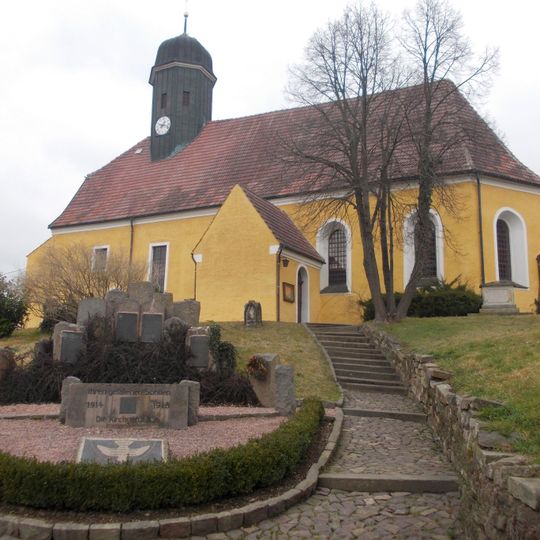 Sachgesamtheit Dorfkirche und Kirchhof Altoschatz, mit folgenden Einzeldenkmalen: Kirche , Einfriedung, Grabmalen, Kriegerdenkmal für die Gefallenen des 1. Weltkrieges und Leichenhalle sowie