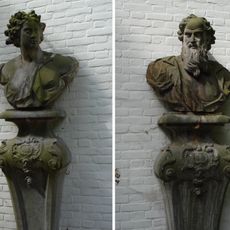 De Tempel: twee borstbeelden op sokkels
