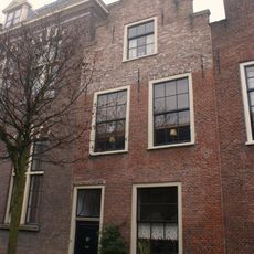 Wevershuisje. Trapgevel bekroning gesloopt