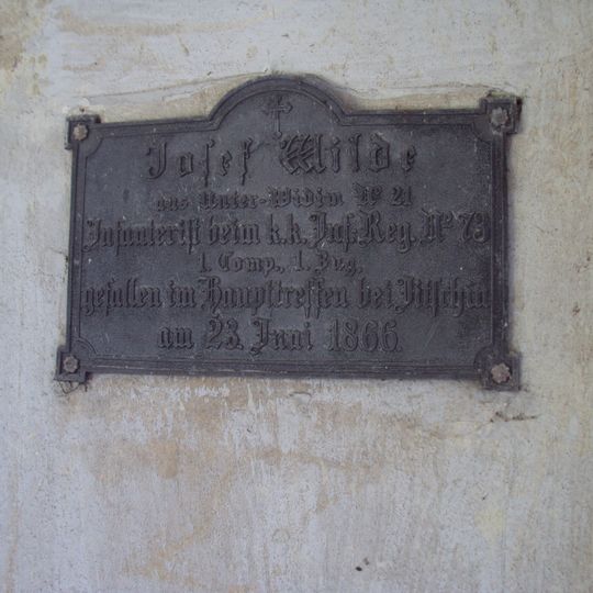 Pamětní deska Josefa Wilde ve vstupu na hřbitov ve Vidimi