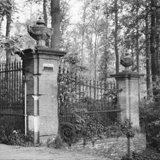 Mataram: toegangshekken op brug