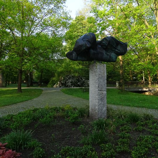 Kovová plastika v Komenského sadech v Třeboni