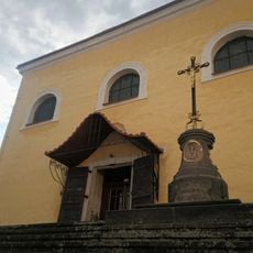 Kříž v Malých Svatoňovicích před kostelem Panny Marie Sedmiradostné