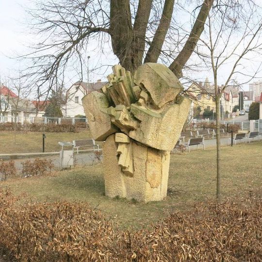 Kamenná plastika Revoluce v ulici Generála Svobody v Nových Pavlovicích