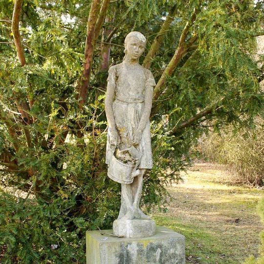 Socha dívky v Horní Libině naproti základní škole