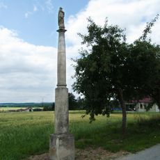 Sloup se sochou u silnice na Hůry