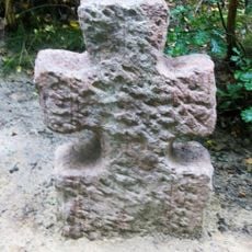 Smírčí kříž u cesty severovýchodně od hradu Kost