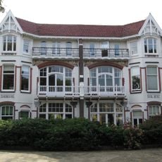 Johan van Oldenbarneveltlaan 74/Frederik Hendriklaan 2