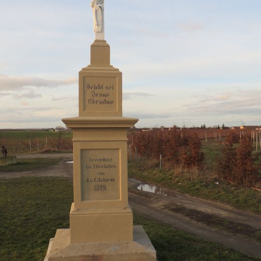Křížek u rozhledny na okraji Drnholce