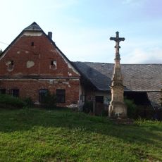 Kříž v Pobučí naproti kostelu