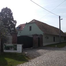 Nordwestliches Auszugshaus, westliches Wohnhaus und südliches Seitengebäude eines ehemaligen Vierseithofes sowie Einfriedung und Toreinfahrt Elbstraße 5