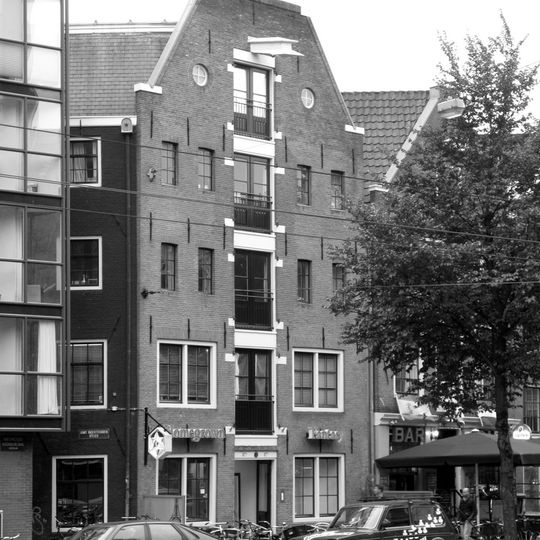 Hoekpand, pakhuis met trapeziumgevel