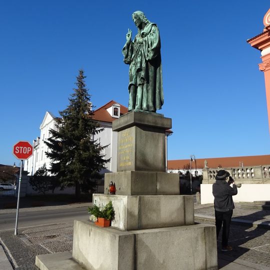 Socha Krista před kostelem Nanebevzetí Panny Marie ve Staré Boleslavi