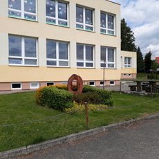 Plastika u školy v Tučapech