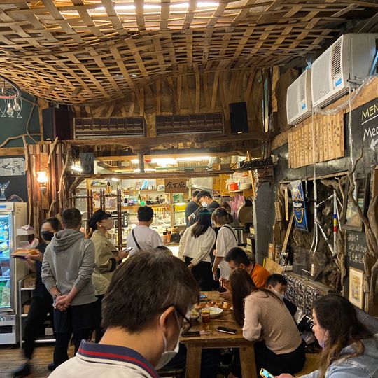 Shi Bu Yen Hostel / About Café