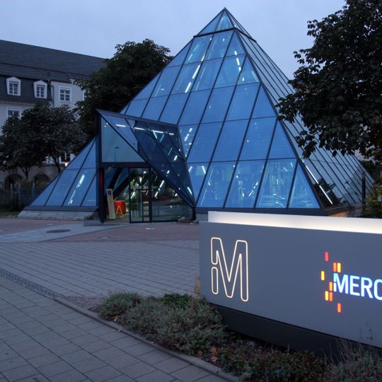 Verwaltungsgebäude der Firma Merck