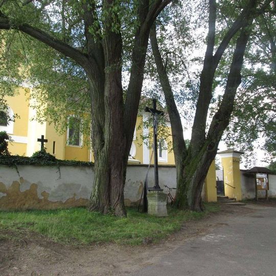 Kříž u kostela u Strašic